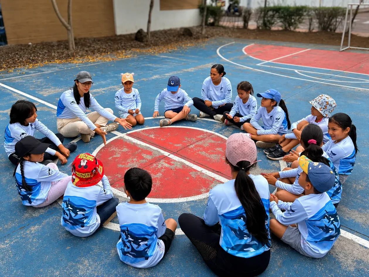 Niños participan en una actividad de educación ambiental del grupo Orca en la isla Santa Cruz, Galápagos.